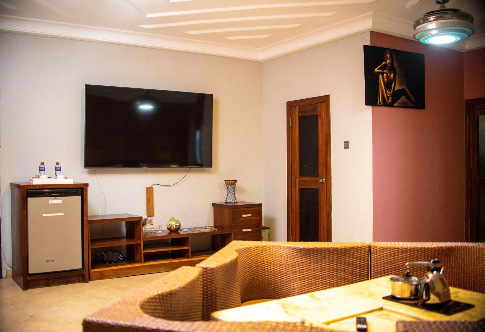 Weija Triple Hill Hotel מראה חיצוני תמונה